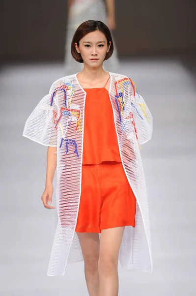 Модель Демонстрирует Новое Творение Пекинского Института Моды Новая Коллекция Дизайна — стоковое фото