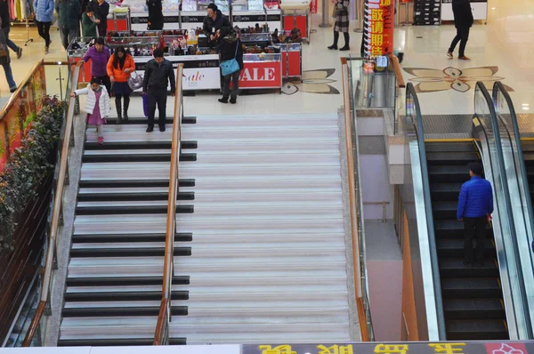 Clientes Chineses Caminham Uma Escada Piano Que Toca Notas Musicais — Fotografia de Stock