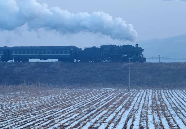 2015년 25일 랴오닝성 디아오빙산시의 철도를 기관차가 이동하고 — 스톡 사진