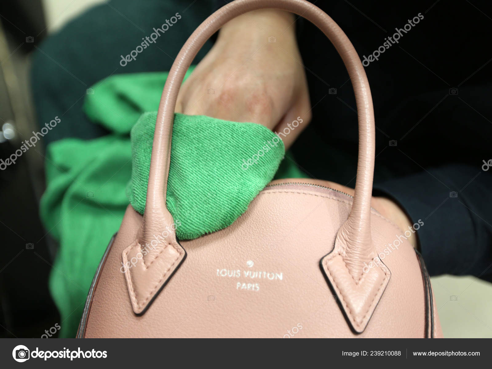 Chinese Worker Cleans Louis Vuitton Leather Handbag Luo Leather