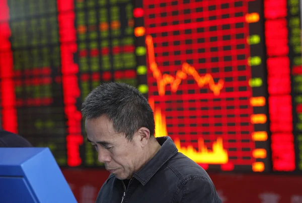 Ein Chinesischer Investor Betrachtet Die Aktienkurse Rot Für Steigende Und — Stockfoto