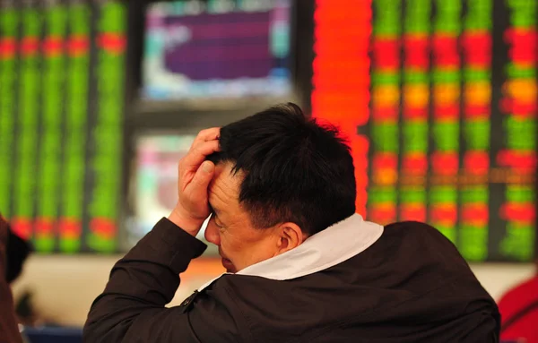 2016 日中国東部の安徽省阜陽市で証券家 赤の価格上昇 と価格下落のため緑の株式の価格で見て心配して中国投資家の反応します — ストック写真