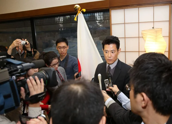 Japans Acteur Koji Yano Terug Rechts Wordt Geïnterviewd Tijdens Een — Stockfoto