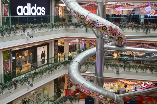 在中国上海浦东新世界百货中国有限公司拥有的巴厘岛春田 巴黎春天 百货上 五层高的巨型绕组滑梯 — 图库照片