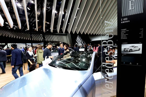 Mercedes Benz 400 Está Exibição Durante 16Th Shanghai International Automobile — Fotografia de Stock