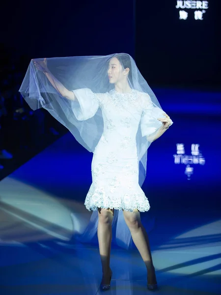 2016 베이징 2016 Jusere 드레스 컬렉션의 패션쇼에서 새로운 창조를 — 스톡 사진