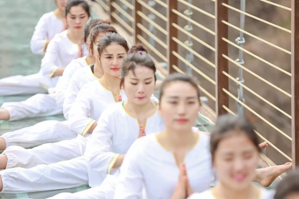 Chinesische Enthusiasten Führen Yoga Auf Der 180 Meter Hohen Und — Stockfoto