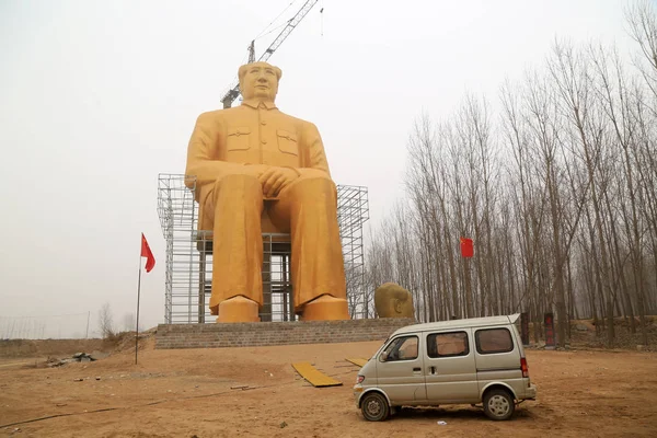 Obří Zlatá Socha Čínských Pozdní Předseda Mao Zedong Výstavbě Blízkosti — Stock fotografie