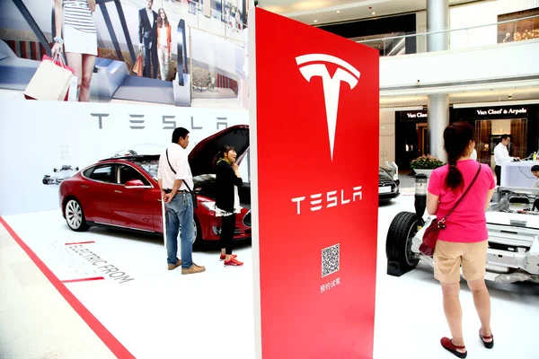 Люди Посещают Стенд Tesla Время Выставки Шанхае Китай Сентября 2015 — стоковое фото