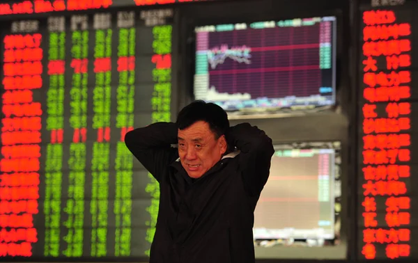 Concerned Chinese Investor Pictured Front Screen Displaying Stock Indices Prices — Stock Photo, Image