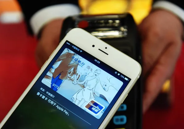 Seorang Pengguna Ponsel Cina Menggunakan Sistem Pembayaran Apple Pay Pada — Stok Foto