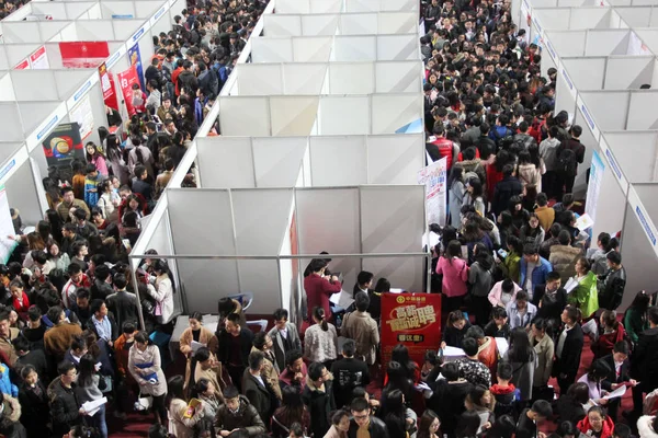 Candidatos Emprego Chineses Procuram Emprego Uma Feira Emprego Cidade Wuhan — Fotografia de Stock