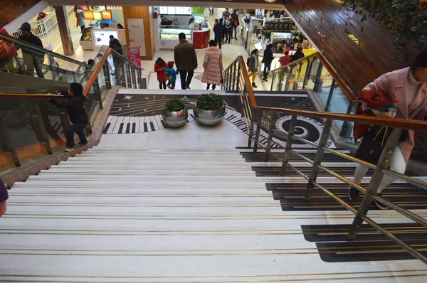 在中国上海浦东的一家百货公司 中国顾客走在 钢琴楼梯 踩在音乐音符上 — 图库照片
