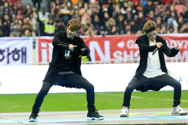 Membros Grupo Masculino Sul Coreano Ikon Apresentam Partida Futebol Amigável — Fotografia de Stock