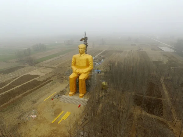 Een Luchtfoto Van Een Gigantisch Gouden Beeld Van Chinees Laat — Stockfoto