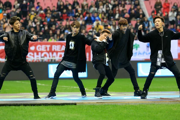 Membros Grupo Masculino Sul Coreano Ikon Apresentam Partida Futebol Amigável — Fotografia de Stock