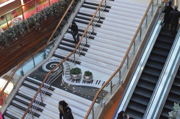 Les Clients Chinois Marchent Sur Escalier Piano Qui Joue Des — Photo