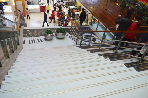 Les Clients Chinois Marchent Sur Escalier Piano Qui Joue Des — Photo