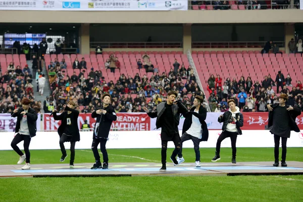 Membros Grupo Masculino Sul Coreano Ikon Apresentam Partida Futebol Amigável — Fotografia de Stock