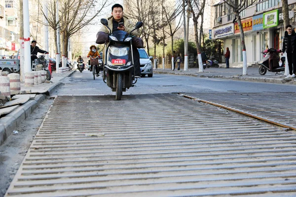 Ciclist Călătorește Plăci Oțel Bară Rebar Drum Orașul Zhengzhou Provincia — Fotografie, imagine de stoc