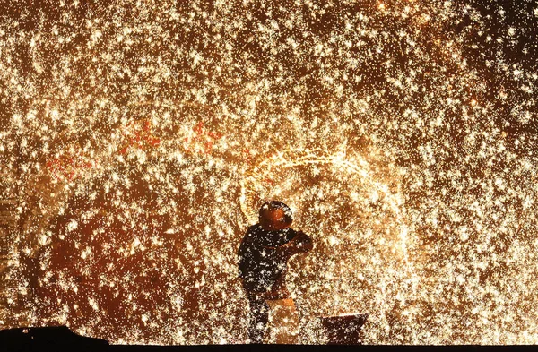 Chinese Blacksmith Throws Molten Iron Wall Create Fireworks Performance Dashuhua — Stock Photo, Image