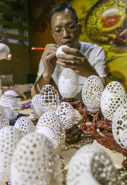 中国の職人の香港ビンは Linfen 市の彼のスタジオで彼の卵の彫刻の隣に卵の表面に線を描画します 北中国の山西省州 月2015 — ストック写真