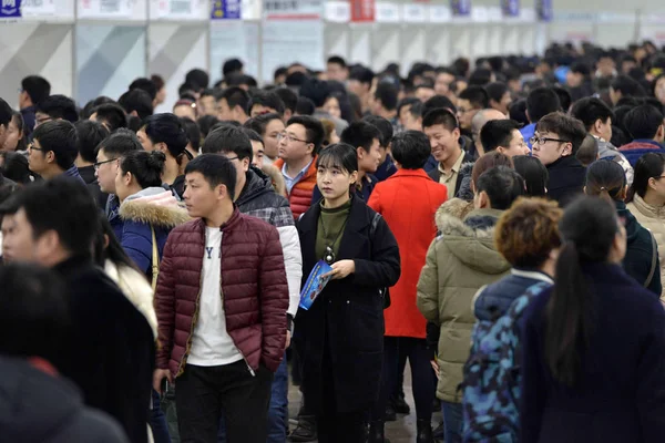 2016年2月20日 中国求职者在中国东北辽宁省沈阳市参加招聘会 — 图库照片