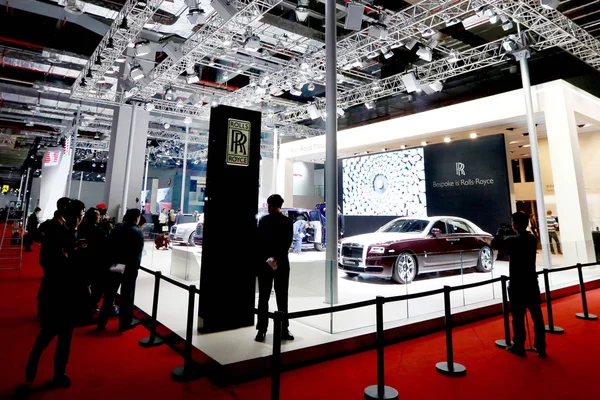 Visitors Look Rolls Royce Limousines Display 16Th Shanghai International Automobile — Stock Photo, Image