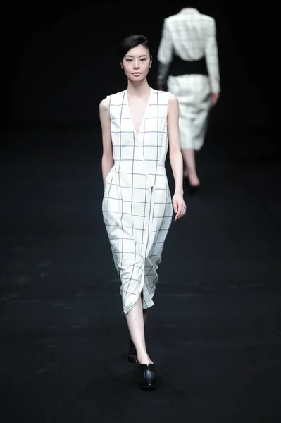 Model Wyświetla Nowe Stworzenie Konspektu Pokaz Mody Podczas China Moda — Zdjęcie stockowe