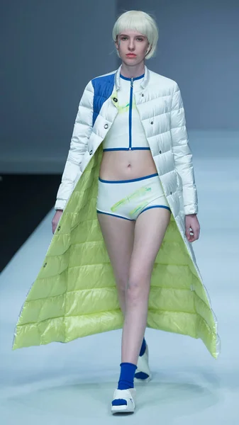 Modell Visar Skapelse Hoo Filynn Modevisning Den Kina Fashion Week — Stockfoto