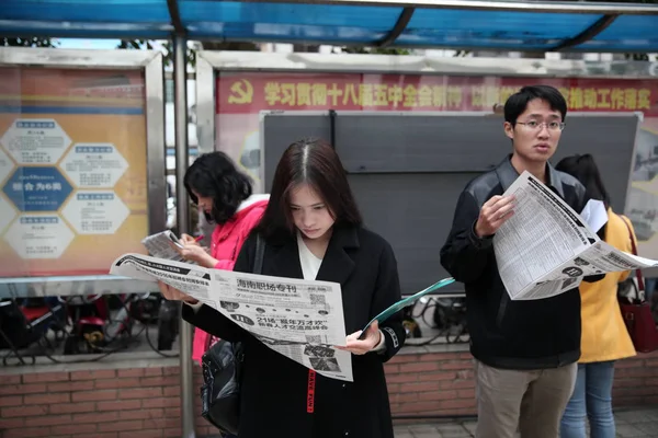 Des Demandeurs Emploi Chinois Lisent Des Journaux Annonçant Des Emplois — Photo