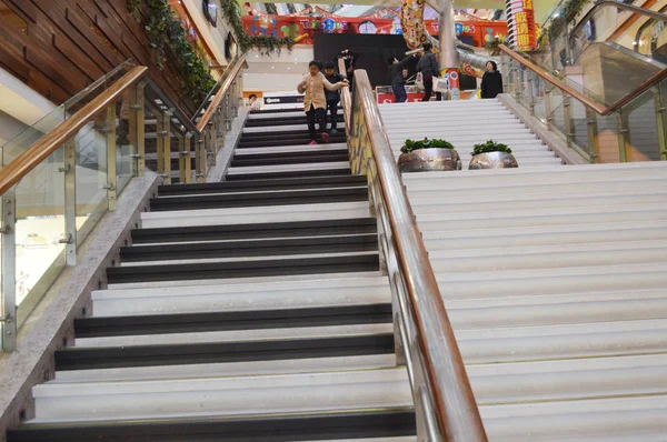 Les Clients Chinois Marchent Sur Escalier Piano Qui Joue Des — Photo