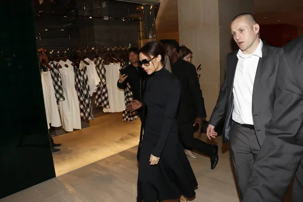 Βρετανός Τραγουδιστής Και Κοσμικός Victoria Beckham Φύλλα Αφού Παρακολούθησε Την — Φωτογραφία Αρχείου