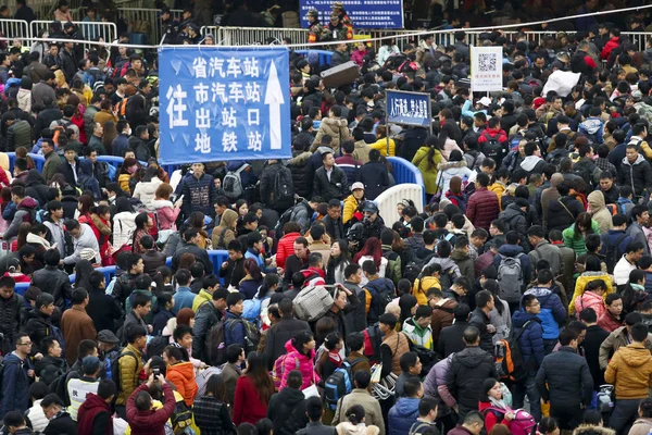 Menigten Van Gestrande Chinese Passagiers Die Willen Nemen Treinen Terug — Stockfoto