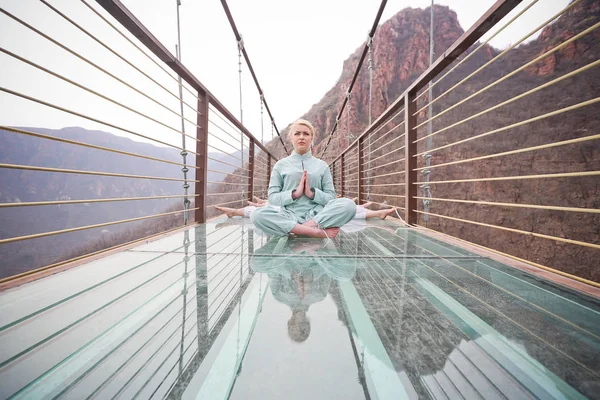 Chinesische Und Ausländische Enthusiasten Führen Yoga Auf Der 180 Meter — Stockfoto