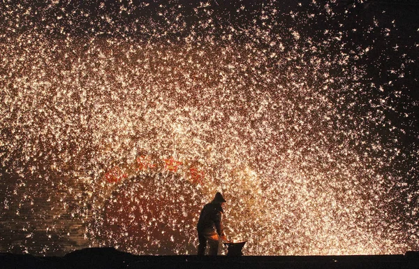 Chinese Blacksmith Throws Molten Iron Wall Create Fireworks Performance Dashuhua — 图库照片