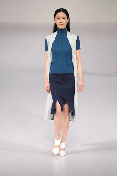 Modell Visar Skapelse Kinesiska Designern Guo Ruiping Duxi Modevisning Den — Stockfoto