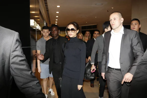 Βρετανός Τραγουδιστής Και Κοσμικός Victoria Beckham Φύλλα Αφού Παρακολούθησε Την — Φωτογραφία Αρχείου