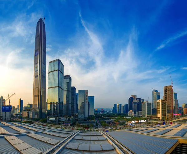 福田地区の高層ビルと高層ビルの眺め 深圳市 南中国の広東省 月2016 — ストック写真