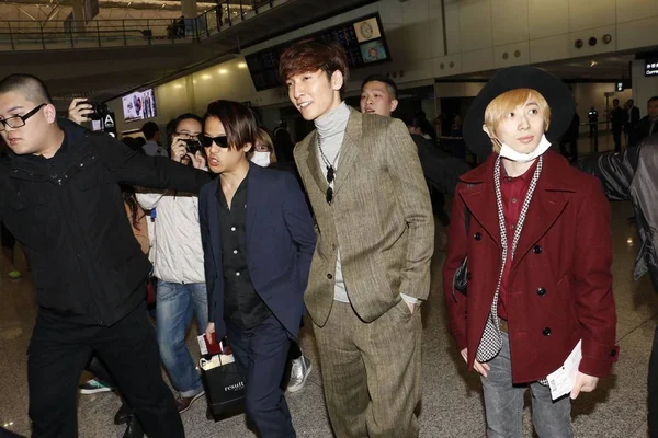 Mitglieder Der Japanischen Boyband Inds Treffen Auf Dem Internationalen Flughafen — Stockfoto