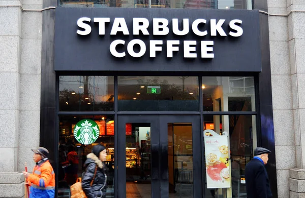 File Chodci Projdete Kolem Kavárny Starbucks Coffee Čchung Čching Čína — Stock fotografie