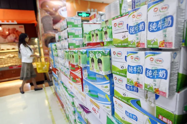 Fil Kartonger Med Yili Pure Milk Till Salu Stormarknad Shanghai — Stockfoto