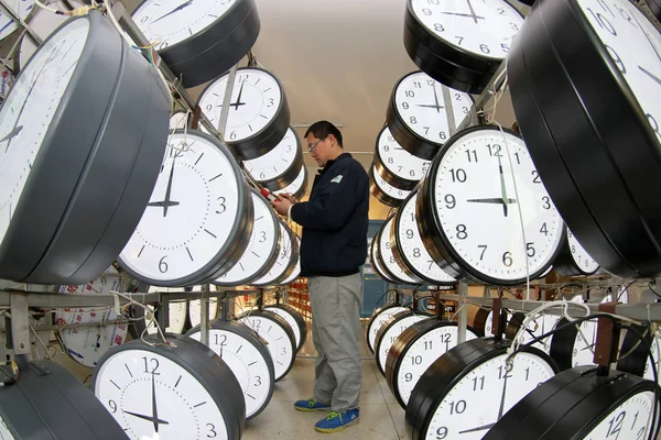 Trabajador Trabaja Taller Yantai Chijiu Clocks Watches Group Company Ltd — Foto de Stock