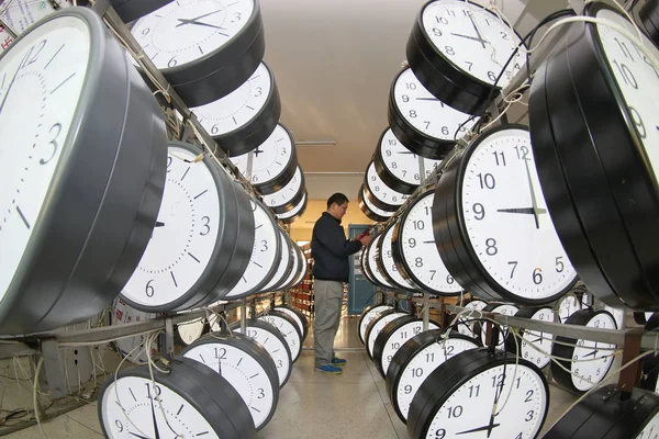 Trabajador Trabaja Taller Yantai Chijiu Clocks Watches Group Company Ltd — Foto de Stock