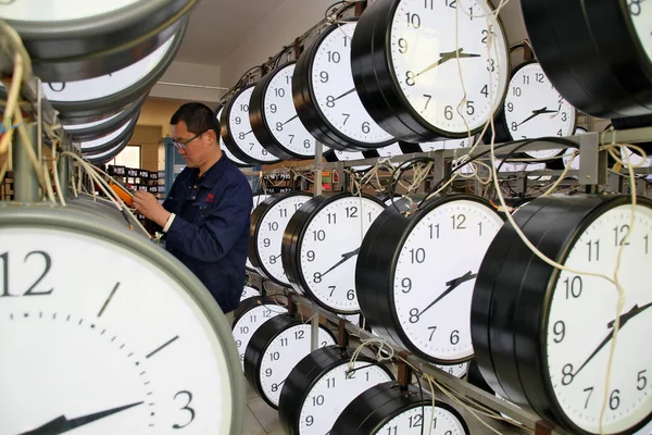 Trabajador Trabaja Taller Yantai Chijiu Clocks Watches Group Company Ltd — Foto de Stock