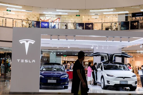 File People Visit Stand Tesla Shopping Mall Xiamen City Southeast — стоковое фото