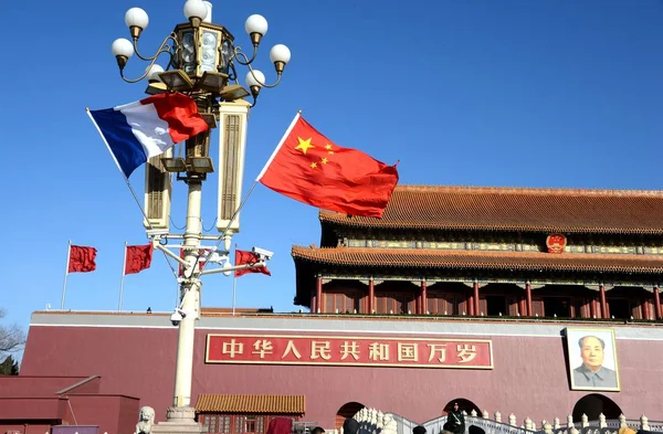Kinesiska Och Franska Nationella Flaggor Fladdrar Lyktstolpe Framför Himmelska Fridens — Stockfoto