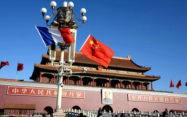 Banderas Nacionales Chinas Francesas Ondean Poste Luz Frente Tribuna Tian —  Fotos de Stock