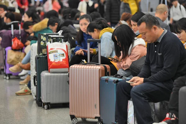 Chiński Pasażerowie Korzystać Swoich Smartfonów Aby Umilić Czas Ponieważ Czeka — Zdjęcie stockowe