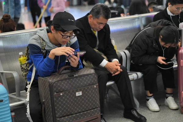 Chinese Passengers Use Smartphones While Away Time Wait Trains Back — Stock Photo, Image